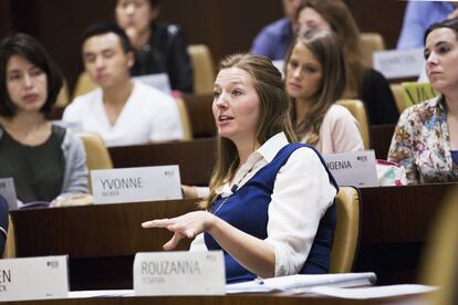 Una alumna interviene durante una clase en el MBA de IESE Business School.