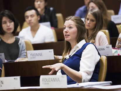 Una alumna interviene durante una clase en el MBA de IESE Business School.