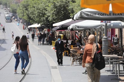 Viandantes en Jerusalén el 27 de mayo.