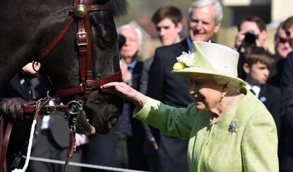 La reina de Inglaterra Isabel II, el pasado jueves a los establos de la granja Manor en Ditcheat, Somerset (Reino Unido).