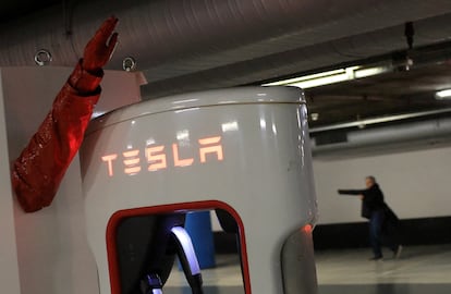 Una escultura del artista francés James Colomina en un punto de carga de Tesla en un centro comercial de Barcelona.