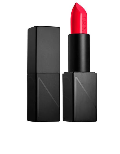 Nars propone esta barra satinada de larga duración. (26 euros)