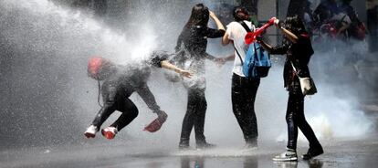 Manifestantes son alcanzados por un cañón de agua en Turquía.
