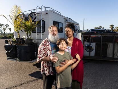 Reportaje sobre una familia que vive en una autocaravana en San Diego, en California (Estados Unidos). En la imagen, Chris Endres y Julienna Endres, posan junto a su hijo Ayden.