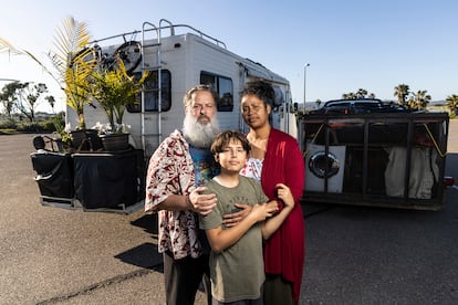 Reportaje sobre una familia que vive en una autocaravana en San Diego, en California (Estados Unidos). En la imagen, Chris Endres y Julienna Endres, posan junto a su hijo Ayden.