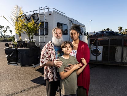 Reportaje sobre una familia que vive en una autocaravana en San Diego, en California (Estados Unidos). En la imagen, Chris Endres y Julienna Endres, posan junto a su hijo Ayden.