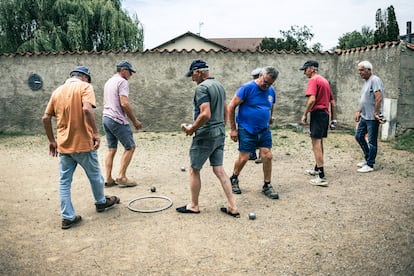 Hombres de  la localidad de Champoly, en el macizo central de Francia, juegan a la petanca en los últimos dias de la campaña de las elecciones legislativas, el 27 de julio de 2024. 