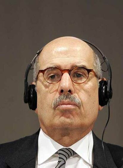 Mohamed el Baradei, director general del OIEA, en una conferencia ayer en Luxemburgo.