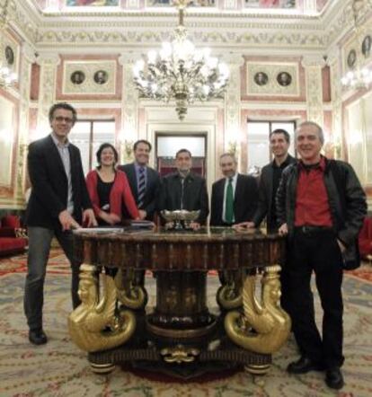 Los siete diputados de Amaiur, en el salón de los Pasos Perdidos del Congreso, la semana pasada. De izquierda a derecha, Xabier Mikel Errekondo, Maite Aristegui, Jon Iñarritu, Iñaki Antiguedad, Rafael Larreina, Iker Urbina y Sabino Cuadra
