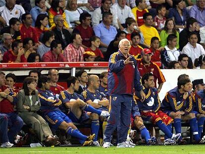 El seleccionador Luis Aragonés da instrucciones durante el partido del sábado frente a Rusia en Albacete.