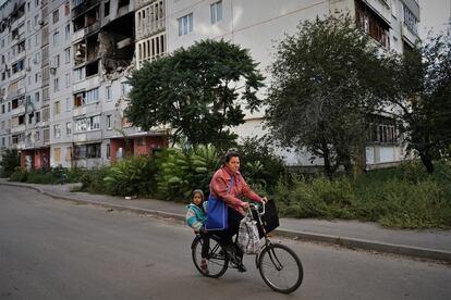 mujer y un niño en el barrio de Saltivka, en el noreste de Járkov