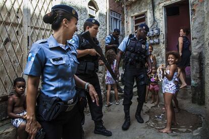 Lidia bromea con unos moradores de la favela en durante la patrulla. Ella es mediadora de conflictos entre habitantes en algunas de las favelas del Complejo de Alemao. Los 'vecinos' solicitan mayormente mujeres policías en temas de mediación.