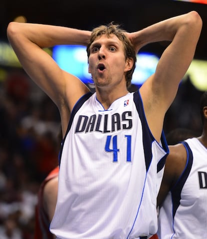 Dirk Nowitzki se lamenta tras un lance del partido ante los Rockets.