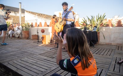 Una voluntaria de Protección Civil aplaude a Luis de Perikín, durante su actuación en una azotea de Jerez