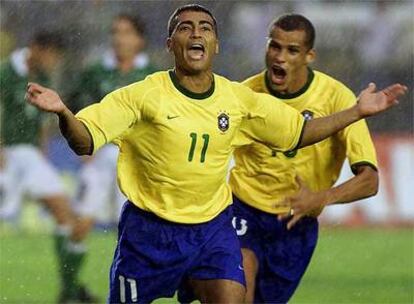 Romario celebra un gol delante de Rivaldo