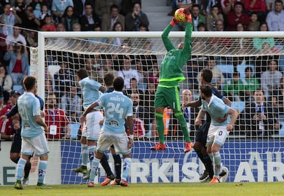 No había manera de superar a Keylor Navas en Balaídos. Pim, pam, pum, le llovían balones de todos los sitios al portero del Real Madrid. "Ha sacado 3-4 que ni sé cómo lo ha hecho...", dijo Nolito al final del partido. Uno sí consiguió meterle.