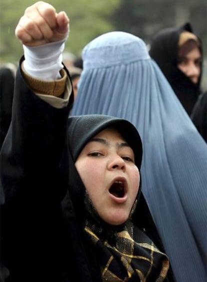 Mujeres afganas en una manifestación contra una ley que restringe sus derechos.