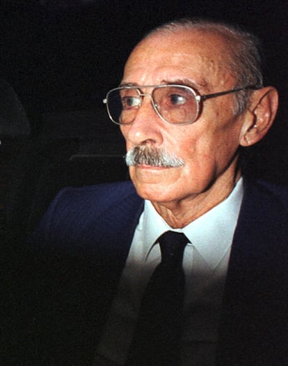 Jorge Rafael Videla, ex militar y dictador argentino, dentro de un vehículo de la policía de Argentina a su llegada a un juzgado para testificar en el caso de los niños robados a prisioneros políticos durante la dictadura militar argentina de 1976- 83