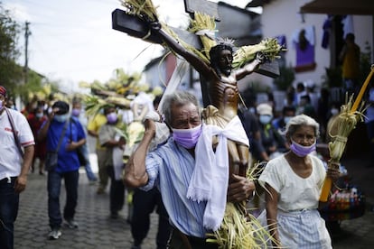 Fieles participan en la centenaria procesión de los Cristos, en la localidad de Izalco (El Salvador). La centenaria procesión de los Cristos regresó a las calles del municipio con la compañía de cientos de feligreses, principalmente indígenas, después de que se suspendiera en 2020 por la pandemia de la covid-19.