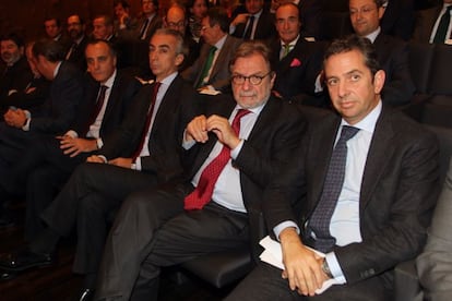 De izquierda a derecha, Juan Gandarias, director territorial de CaixaBank en Madrid; Miguel Ferre, secretario de Estado de Hacienda; Juan Luis Cebrián, presidente del Grupo PRISA, e Íñigo Fernández de Mesa, secretario de Estado de Economía y Apoyo a la Empresa.