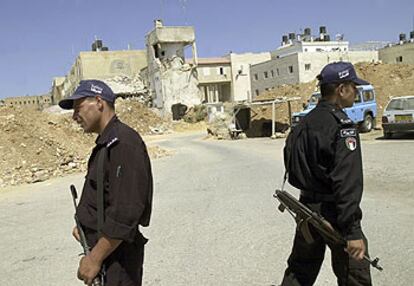 Dos policías palestinos montan guardia ayer ante el complejo presidencial de Arafat en Ramala.