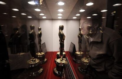 Parte de la exposición que mostrará algunas de las estatuillas de los premios Oscar de Hollywood que se entregarán en su 84 edición.