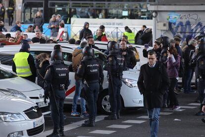 Agentes de la Policía Nacional proceden a desalojar a los taxistas que permanecen acampados desde el domingo en el paseo de la Castellana de Madrid.