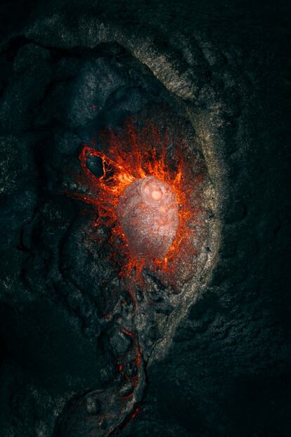 El fotógrafo estadounidense Martin Sanchez consiguió el primer premio en la categoría de 'Naturaleza' de los Drone Photo Awards 2021 con esta impresionante imagen que muestra la erupción de un volcán en Islandia desde el interior del cráter.