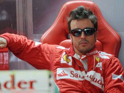 Alonso en el box de Ferrari.