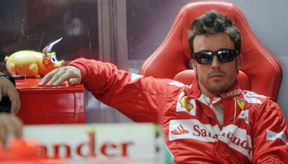 Alonso en el box de Ferrari.