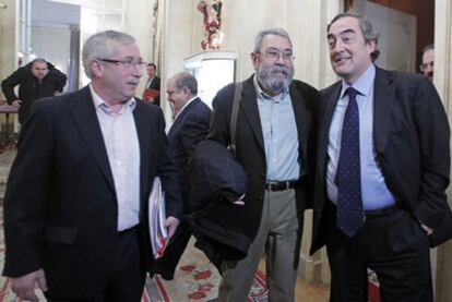 Ignacio Fernández Toxo (izquierda), Cándido Méndez y Juan Rosell, el pasado miércoles en Madrid.