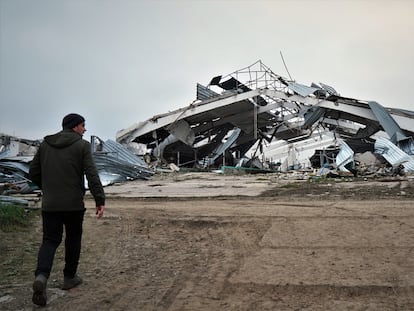 Serguéi Yatsenko, responsable de la granja Agrosvit de Shestakove, el día 11, delante de uno de los establos destruidos por los bombardeos.