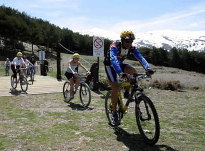 Ciclistas en Sierra Nevada (Granada) en verano.