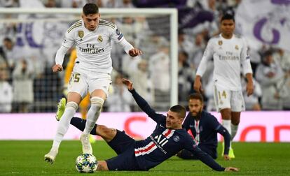 Valverde supera la entrada de Verratti.