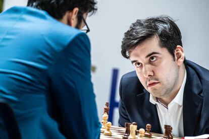 Ian Niepómniachi mira a Anish Giri durante una partida entre ambos en Astaná (Kazajistán), en 2019