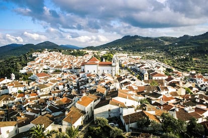 Elevada sobre la verde campiña, este pueblo es uno de los más atractivos y menos valorados de Portugal. Las maravillosas vistas desde lo alto de la colina, las casas blancas y los callejones floridos serían razones más que suficientes para visitarlo. No tiene muchos lugares de interés, pero basta con disfrutar de su agradable ambiente durante un día. La judería, la sinagoga –recuerdo de las comunidades hebreas que vivieron aquí hasta el siglo XV– y el robusto Castelo son sus señas de identidad y paradas obligadas para el visitante. El pueblo tiene más encanto al atardecer, cuando las ancianas se sientan a hacer ganchillo en los umbrales de las puertas y los niños juegan en sus estrechas calles.