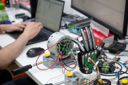 Programando un robot humanoide de MagicLab.