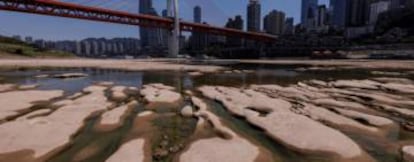 Puente de Qiansimen, en el río Jialing, afluente del Yangtze, que está en mínimos hídricos, el pasado 18 de agosto en Chongqing (China).