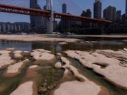 Puente de Qiansimen, en el río Jialing, afluente del Yangtze, que está en mínimos hídricos, el pasado 18 de agosto en Chongqing (China).