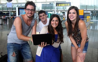 De izquierda a derecha, Alexander Padilla, Karel López, Eider Aramberri y Maite Goiriena, los cuatro ganadores del concurso de Gazte Aukera, ayer, en el aeropuerto de Bilbao.