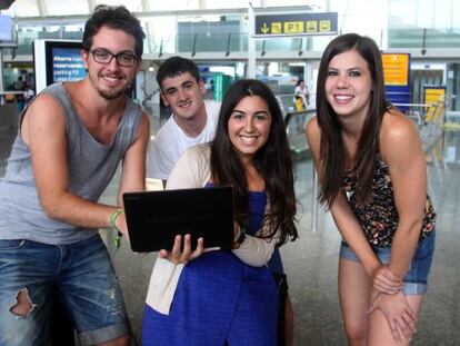 De izquierda a derecha, Alexander Padilla, Karel López, Eider Aramberri y Maite Goiriena, los cuatro ganadores del concurso de Gazte Aukera, ayer, en el aeropuerto de Bilbao.