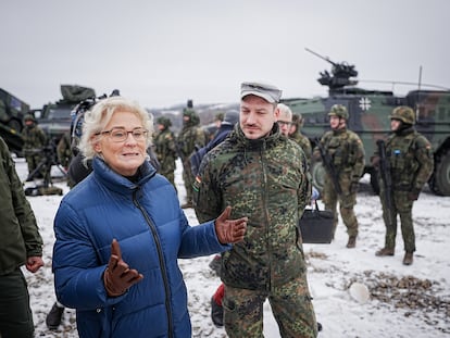 La ministra de Defensa alemana, Christine Lambrecht, visita a soldados alemanes destacados en Lest, en Eslovaquia, el pasado 20 de diciembre.