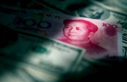 Billetes de yuanes junto a otros de dólares, en Pekín, (China). EFE/Archivo
