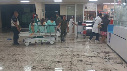 El Hospital General de Zona 53 de Los Reyes La Paz, en Estado de México, sufrió inundación en el área de Urgencias y el colapso de una barda. 