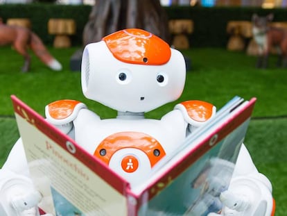 Un robot leyendo un libro durante una demostraci&oacute;n de inteligencia artificial para ni&ntilde;os en Londres.