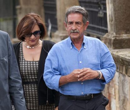 El expresidente de Cantabria y actual líder del PRC, Miguel Ángel Revilla, y su esposa, Aurora Díaz, a su llegada a la casa palacio del "Promontorio"