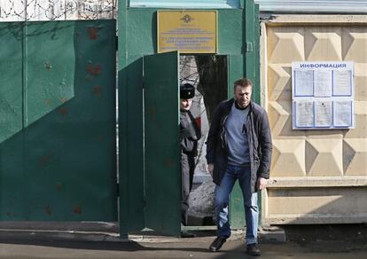El l&iacute;der opositor Alex&eacute;i Navalni sale este viernes de un centro de detenci&oacute;n en Mosc&uacute; tras pasar 15 d&iacute;as arrestado por repartir panfletos en el metro.