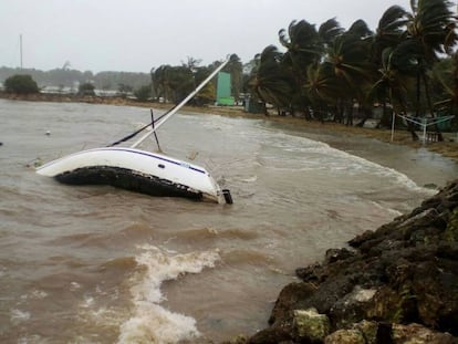 Un barco permanece volcado en la orilla de Sainte-Anne, en la isla de Guadalupe, tras el paso del huracán María.