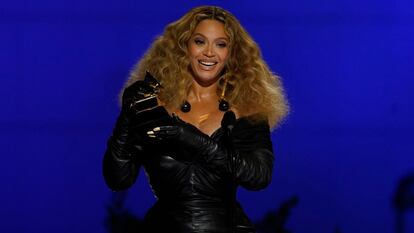 Beyoncé acepta el premio a la mejor interpretación de R&B por 'Black Parade' convirtiéndose en la artista femenina con más Grammy de la historia.