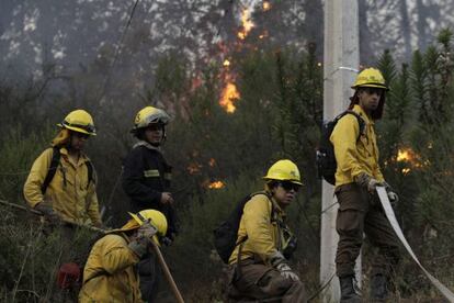 Los bomberos trabajan en el incendio de Valpara&iacute;so. 